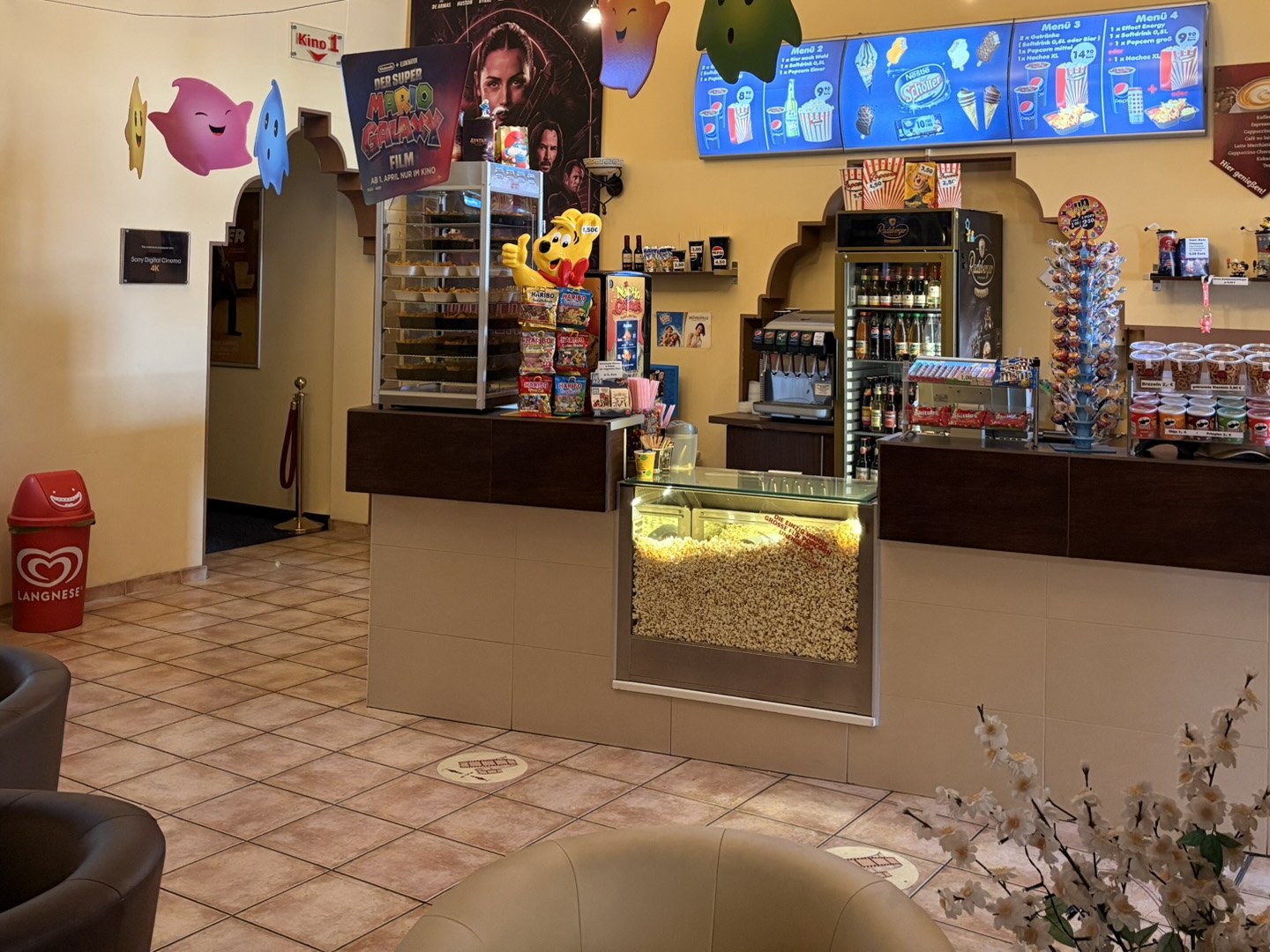 Foyer und Verkaufstheke des Kino Castello